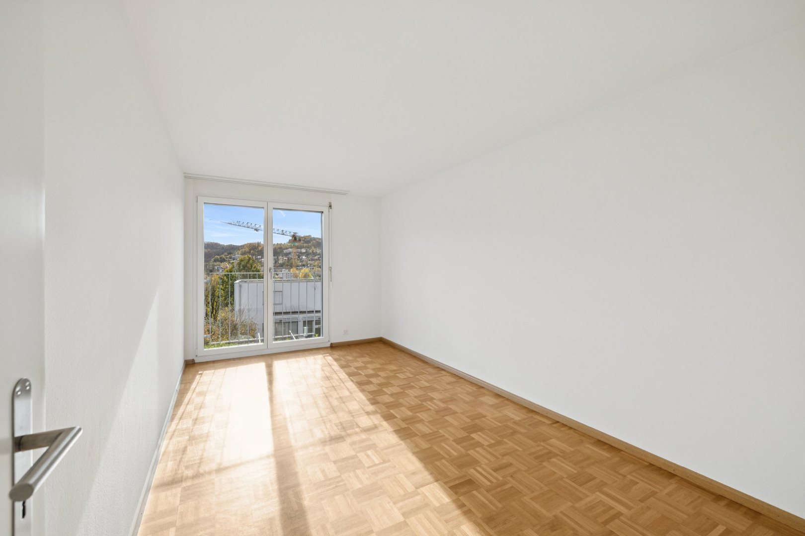 Leerer, heller Raum mit Balkonblick