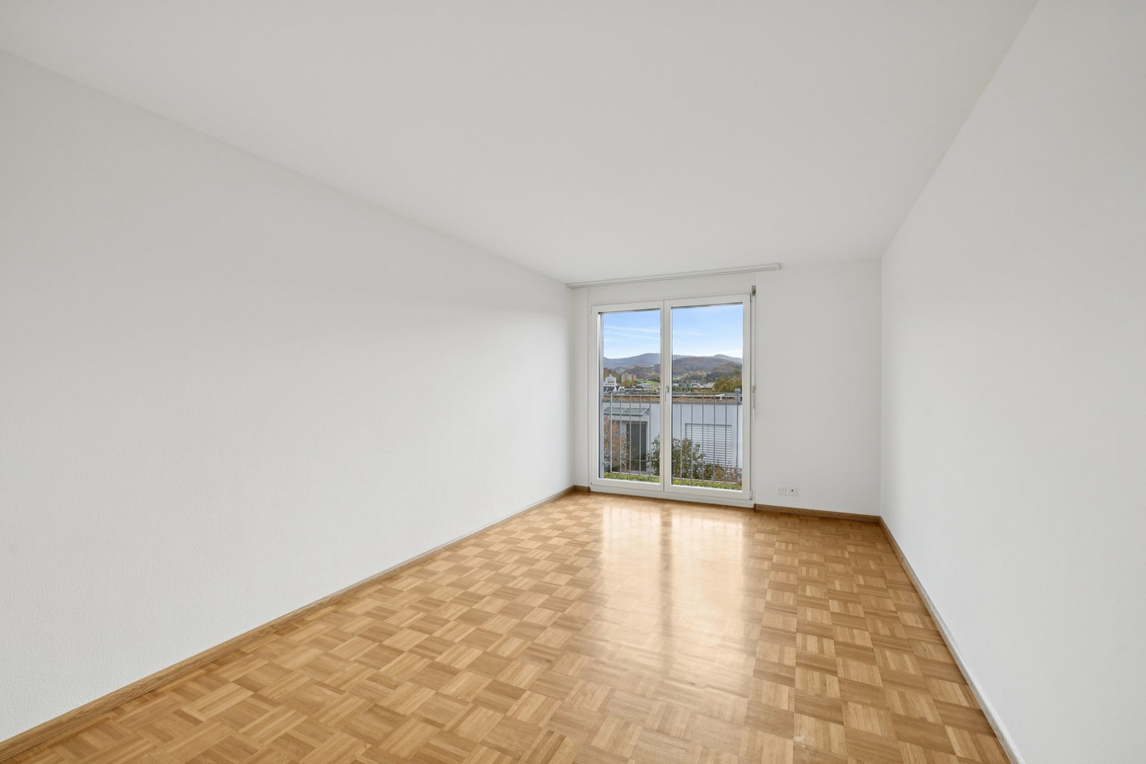Helles leeres Zimmer mit Balkonblick