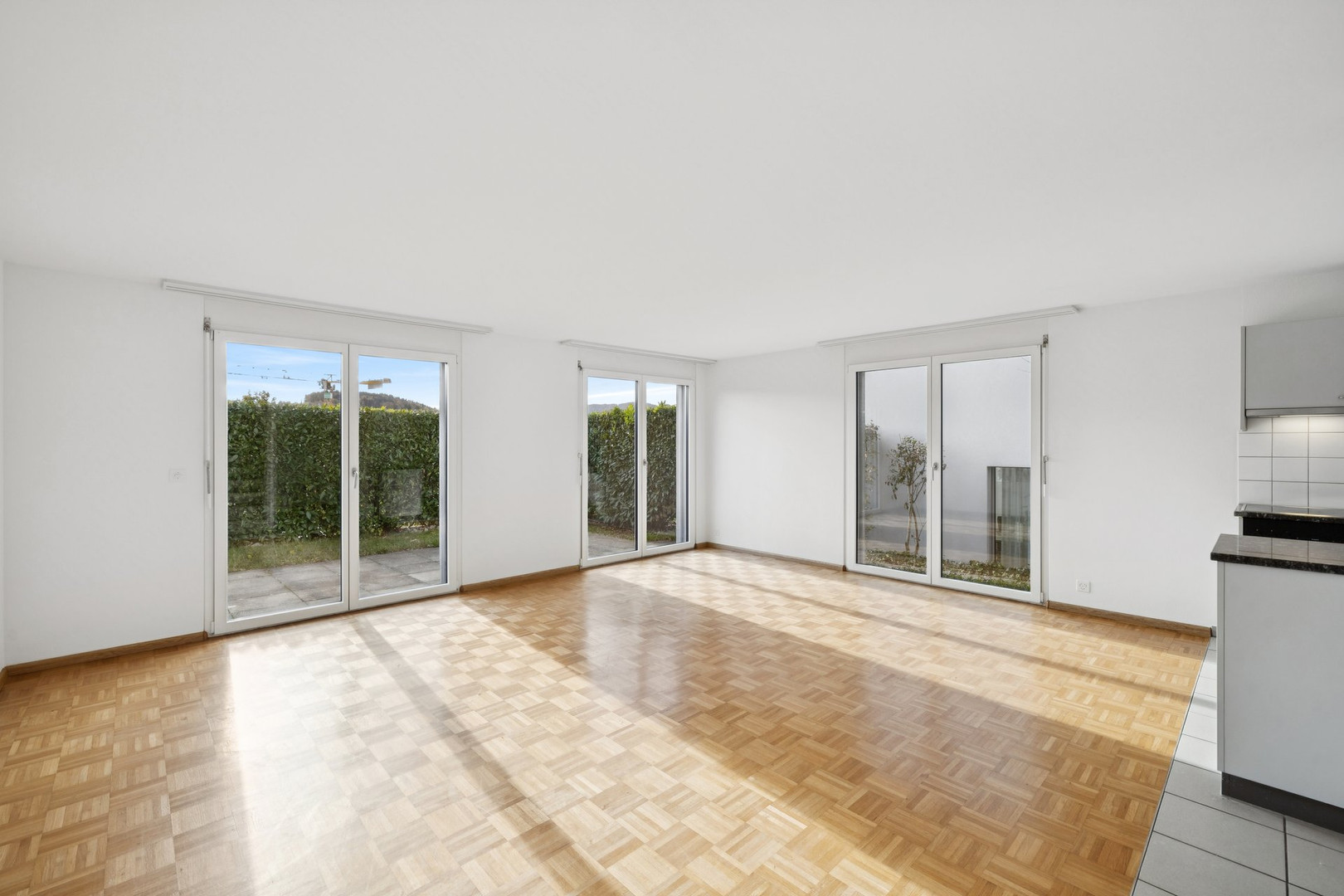 Heller Wohnraum mit Terrassentüren