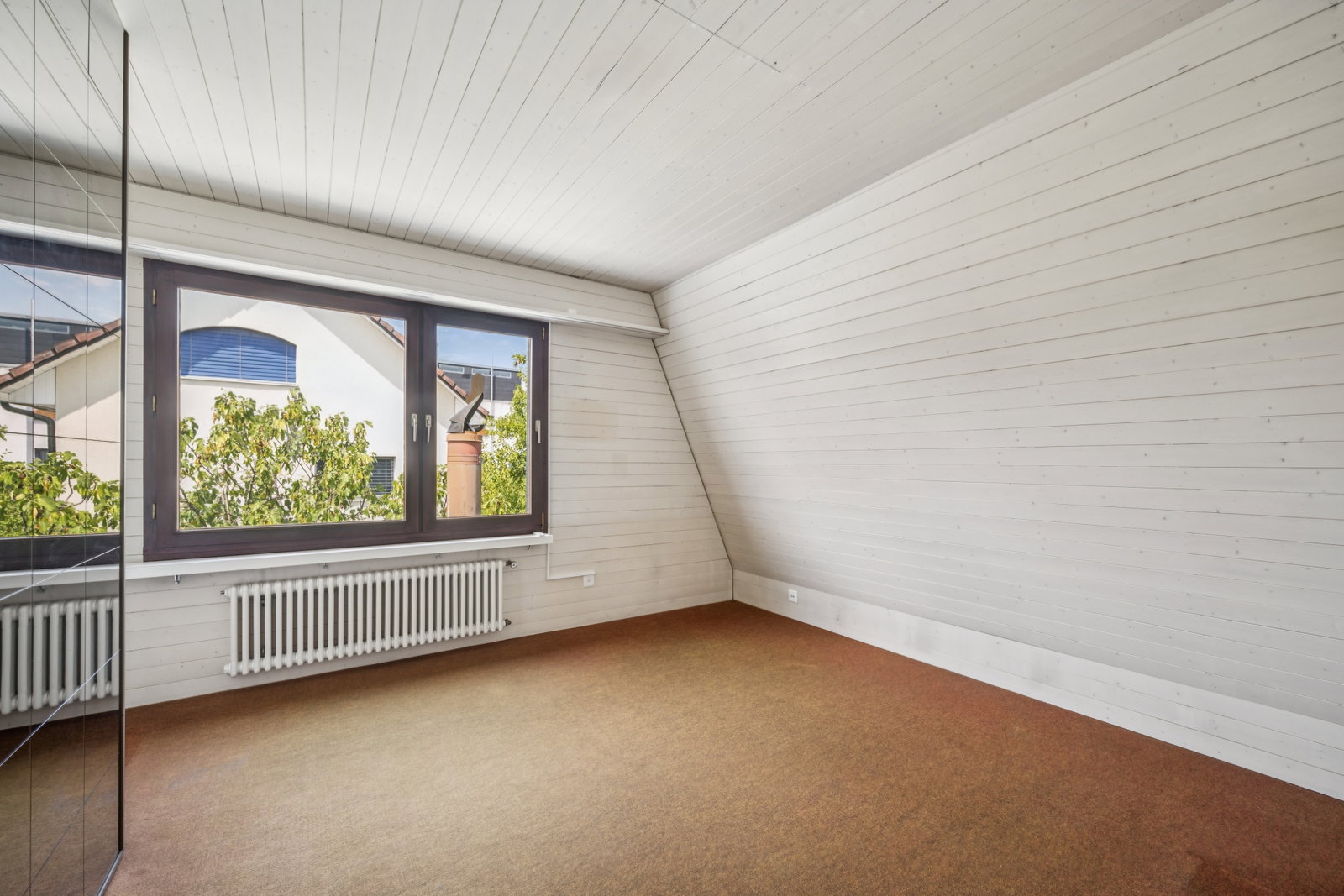 Heller Dachgeschossraum mit großem Fenster