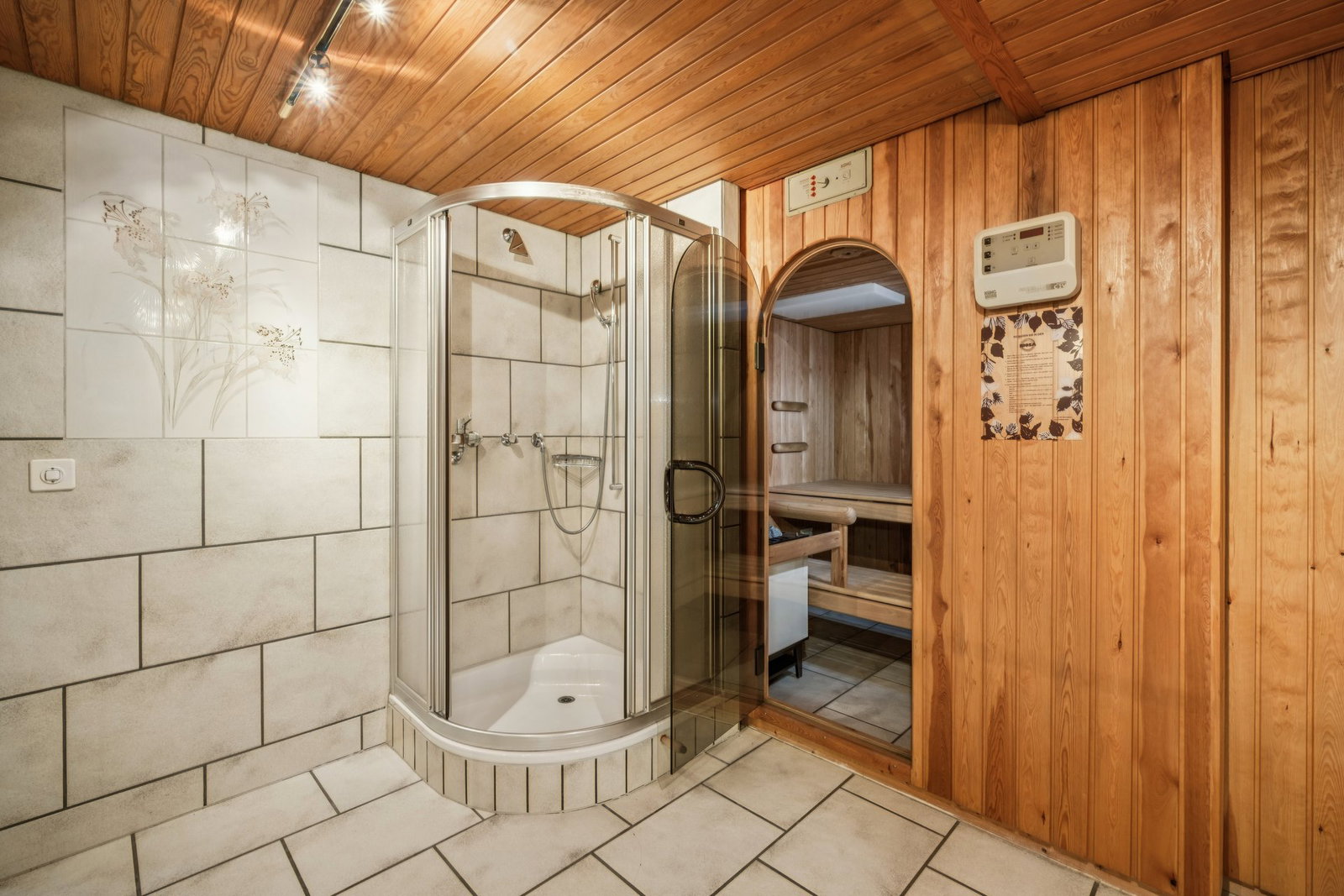 Sauna mit Dusche