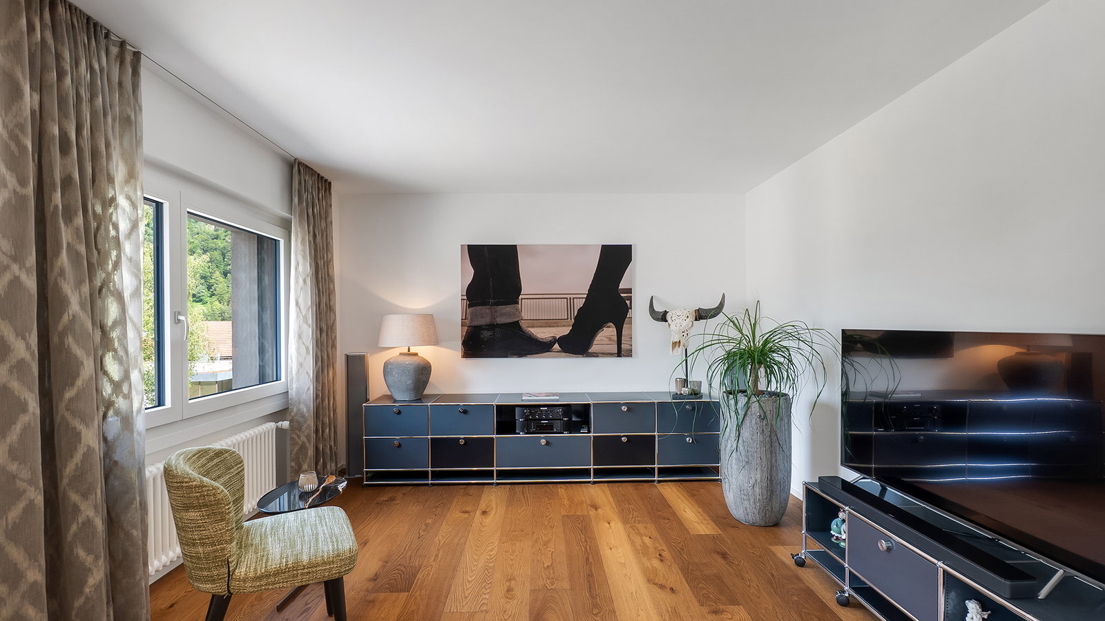 Modernes Wohnzimmer mit Fensterfront und Medienmöbeln