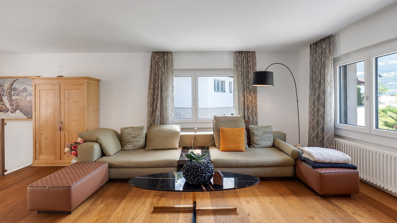 Modernes Wohnzimmer mit großen Fenstern