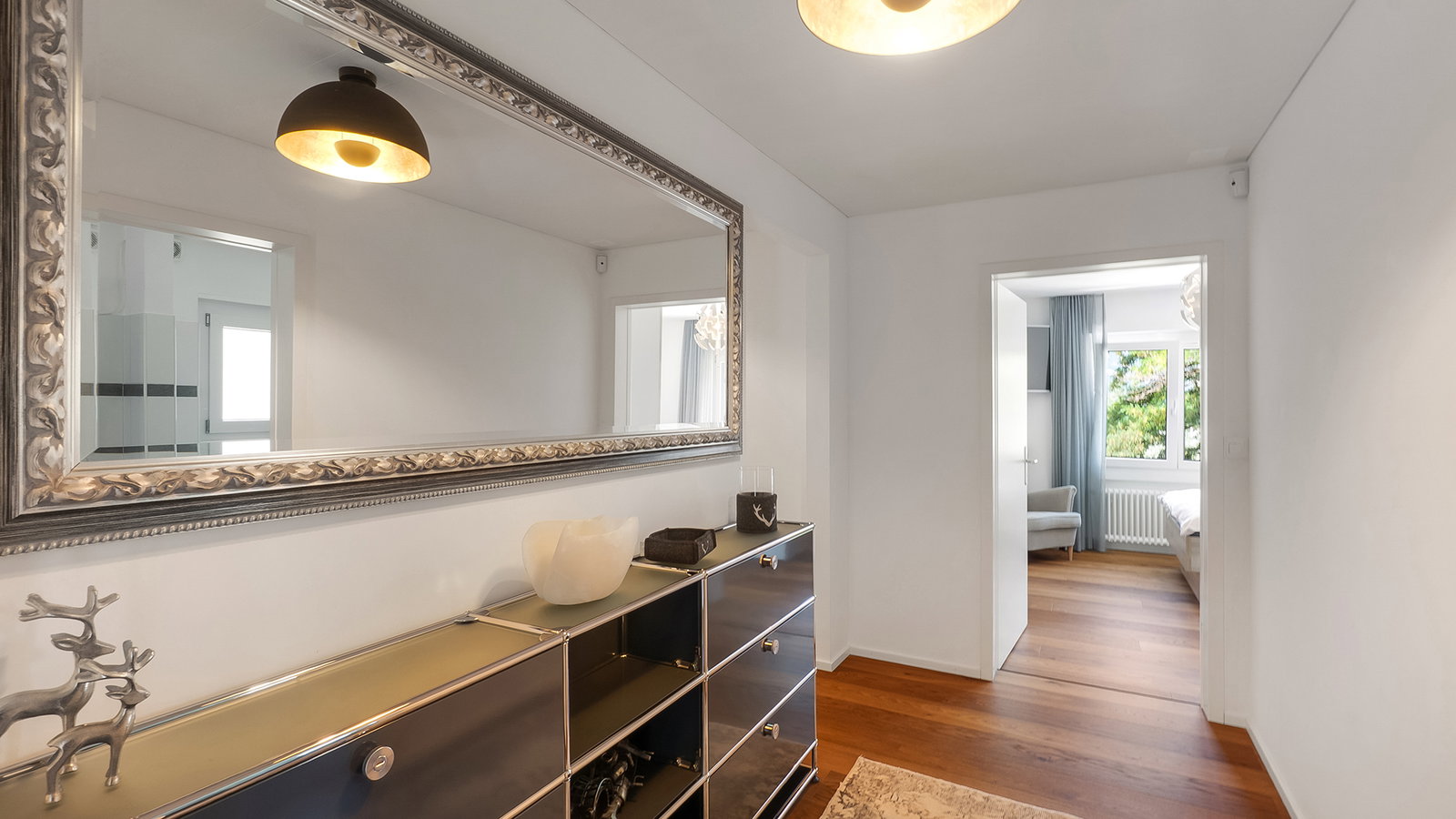 Heller Flur mit Spiegel und Sideboard