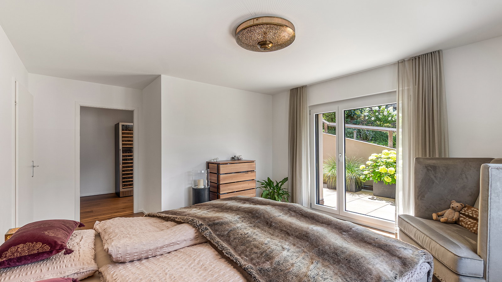 Helles Schlafzimmer mit Blick ins Grüne