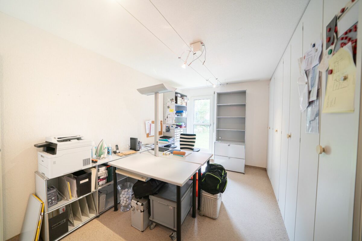 Helles Arbeitszimmer mit viel Stauraum