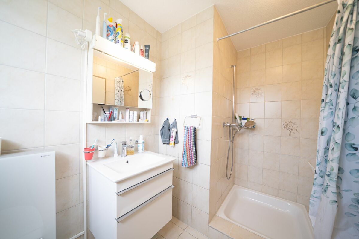 Helles Badezimmer mit Badewanne und Waschbecken