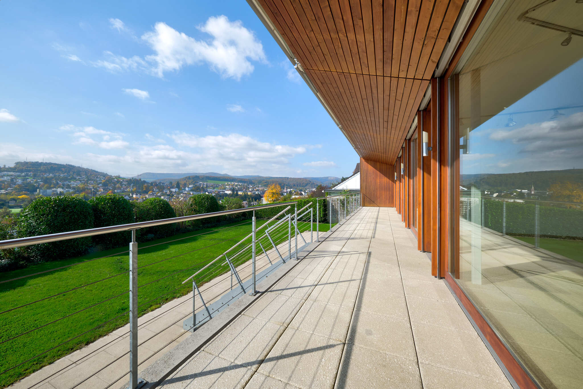 Großzügige Terrasse mit Panoramablick