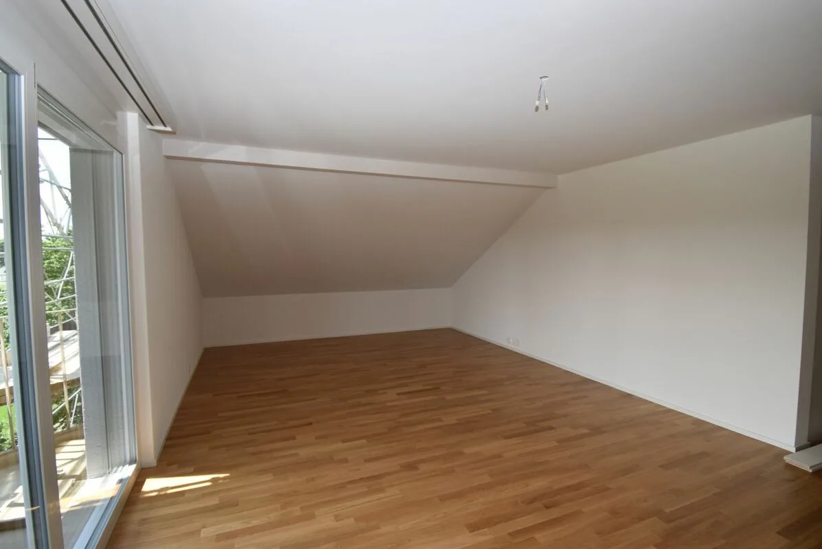 Leerer Dachgeschossraum mit Holzfußboden