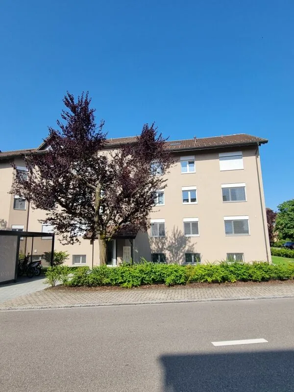 Mehrfamilienhaus mit Vorgarten