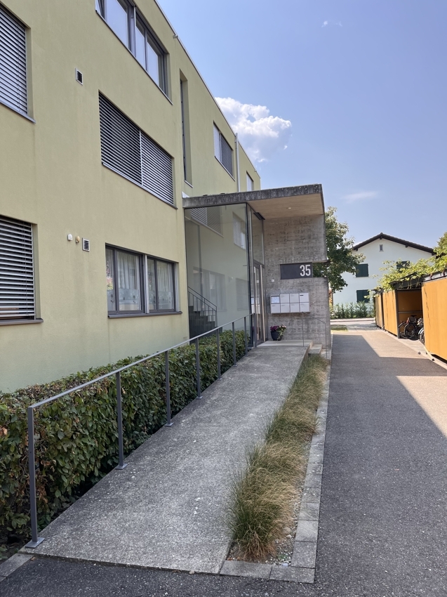 Mehrfamilienhaus-Eingangsbereich mit Zugangsrampen