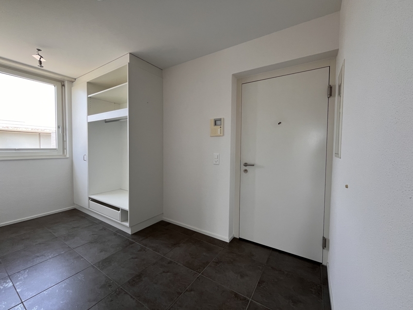 Heller Eingangsbereich mit Garderobenschrank