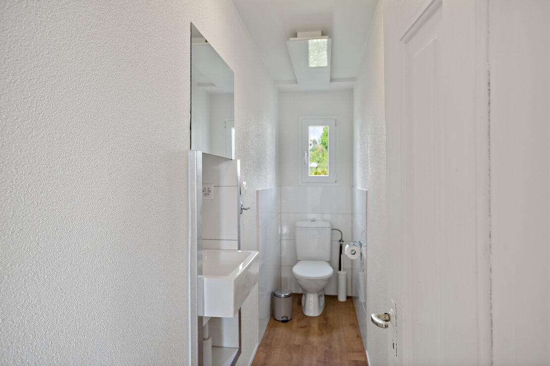 Gäste-WC im schmalen Flur