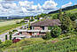 Wohnhaus mit Blick auf Landschaft und Wasser