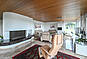Wohnzimmer mit Panoramafenster und Kamin