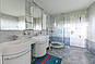 Helles Badezimmer mit Doppelwaschtisch und Badewanne