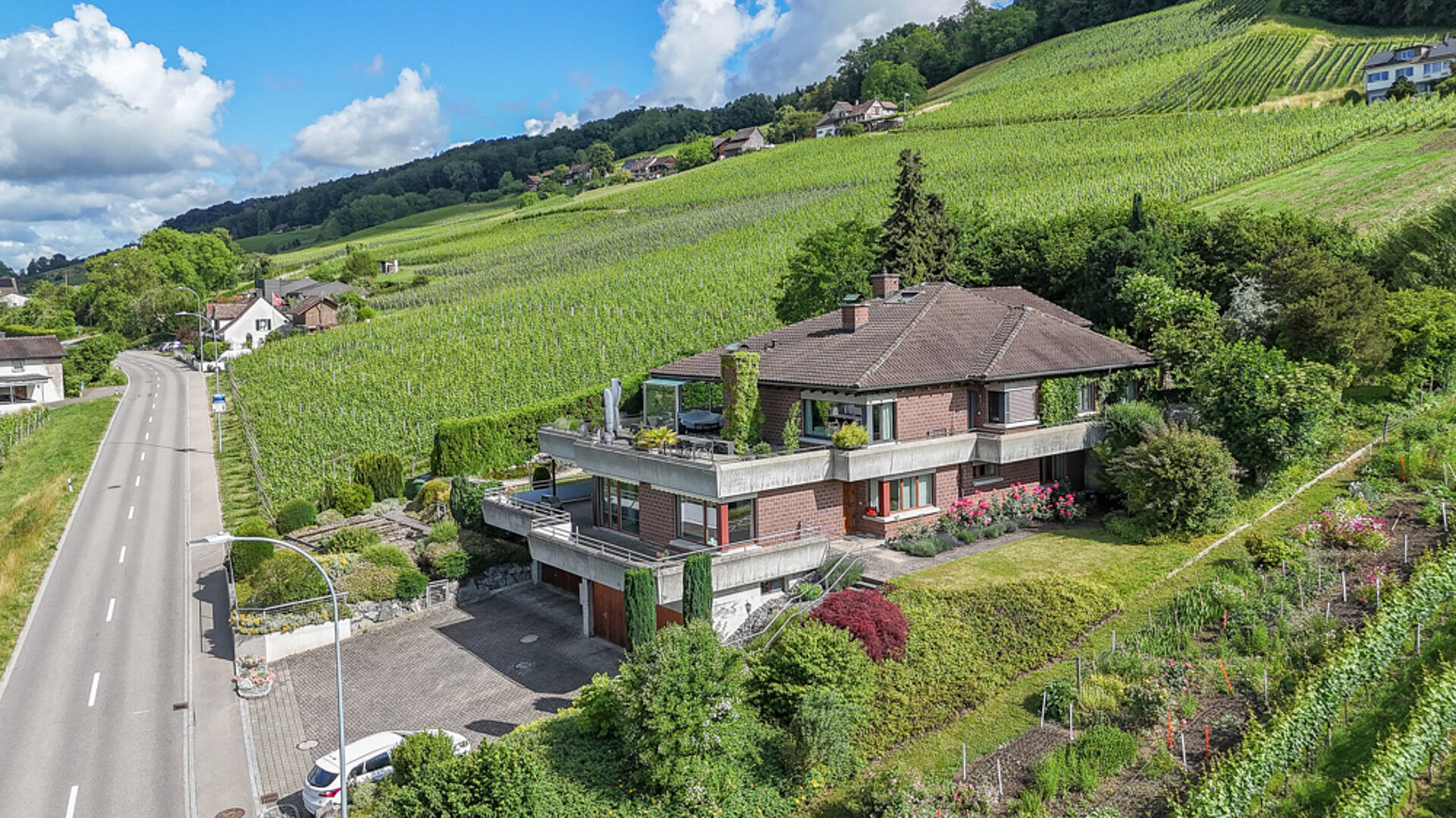 Villa mit Hanglage und Weinbergblick