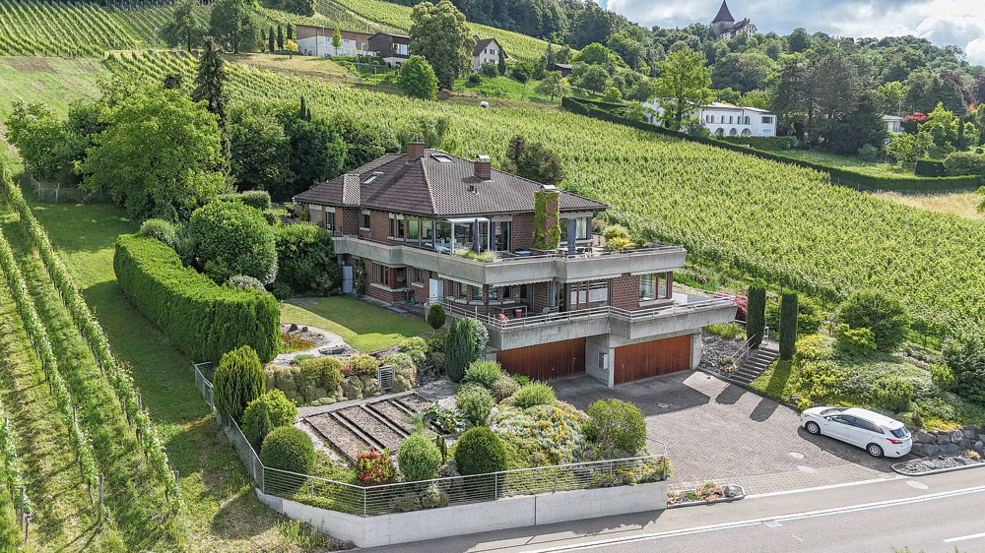 Villa in Hanglage mit Weinbergsblick