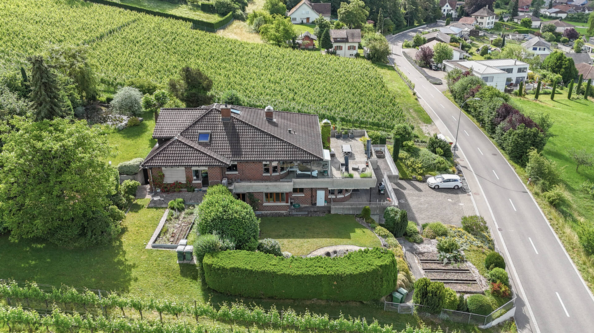 Luftaufnahme eines freistehenden Hauses mit großem Garten