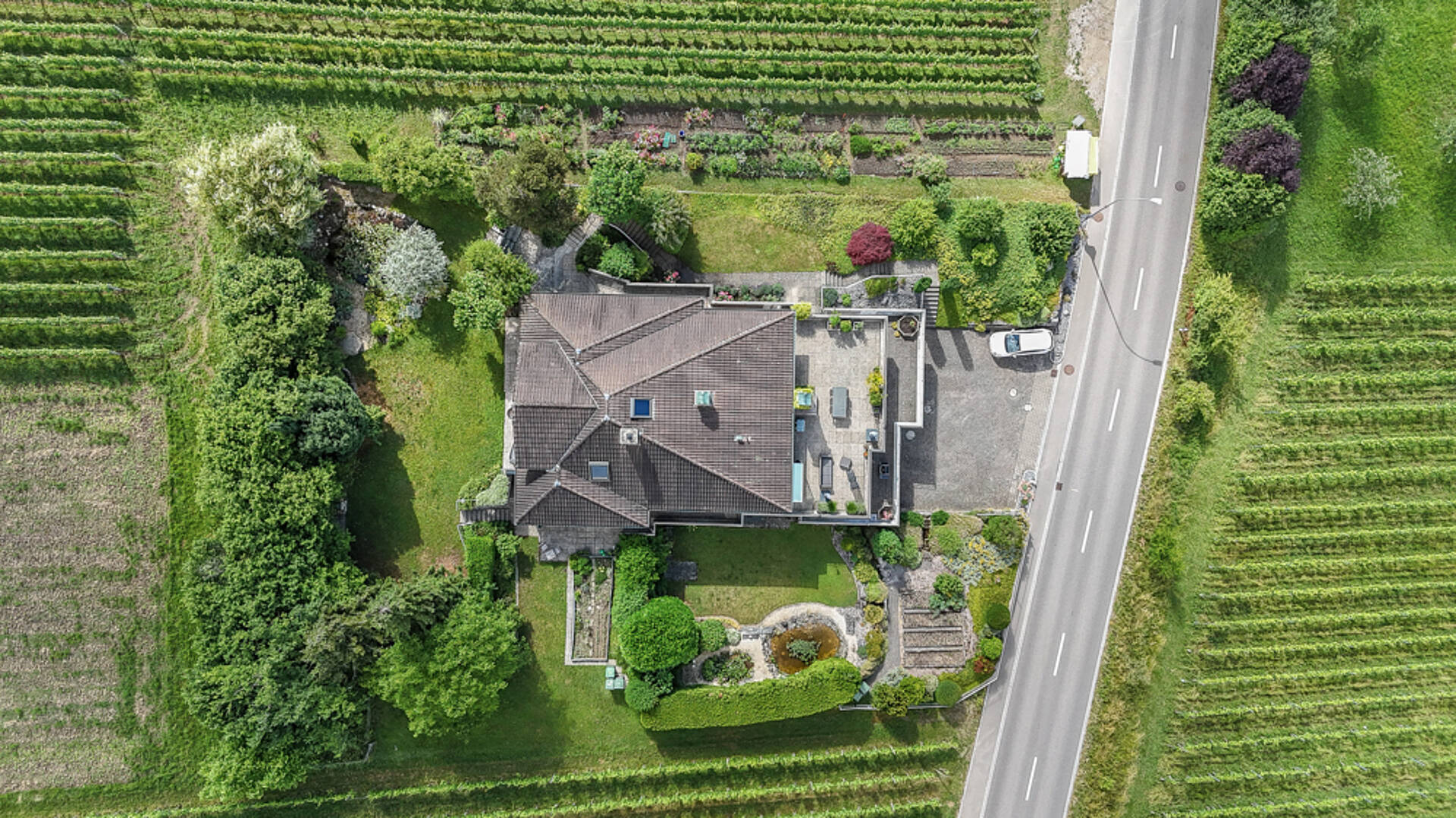 Luftaufnahme eines Hauses mit großem Garten