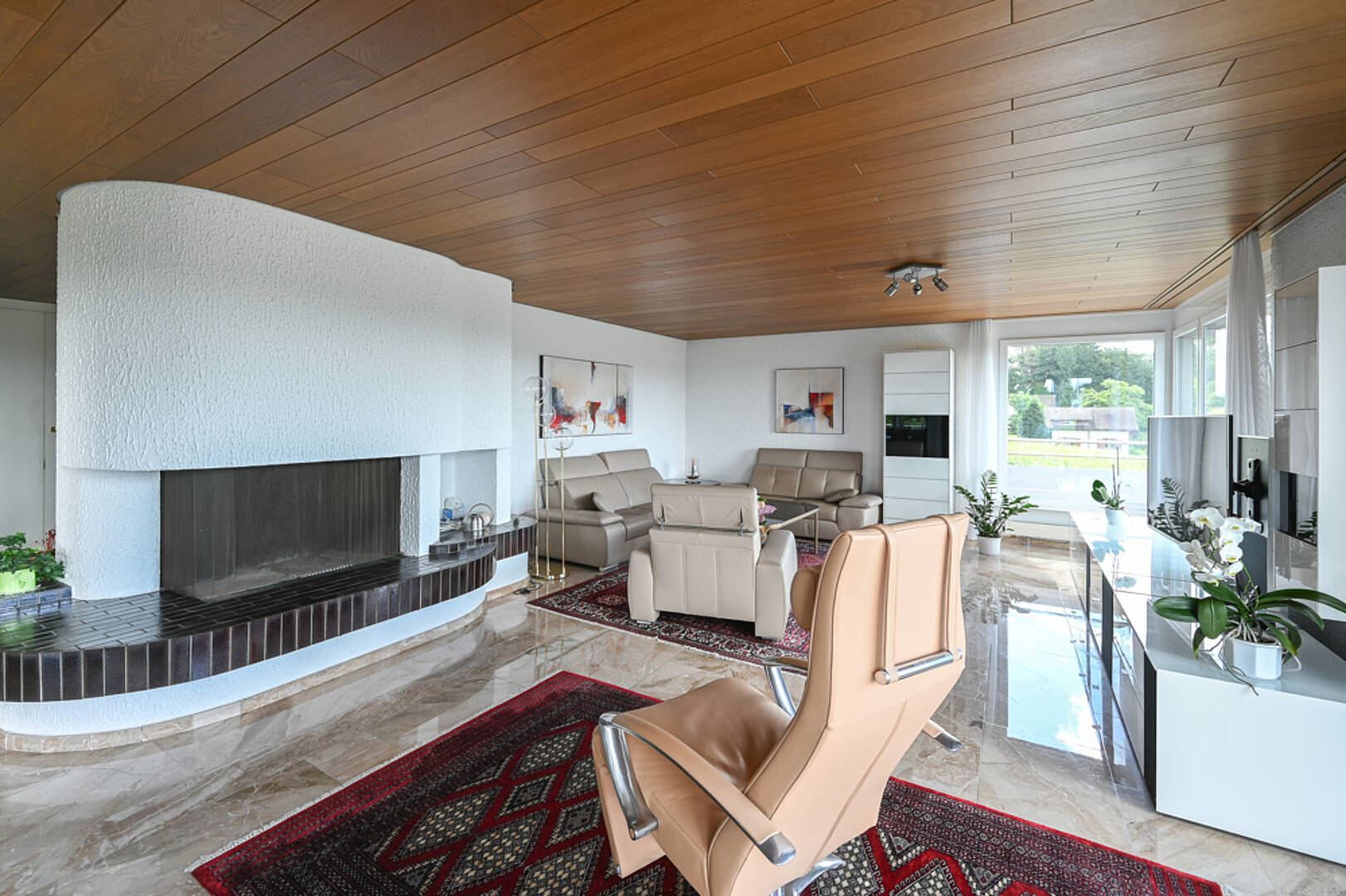 Wohnzimmer mit Kamin und Panoramafenster