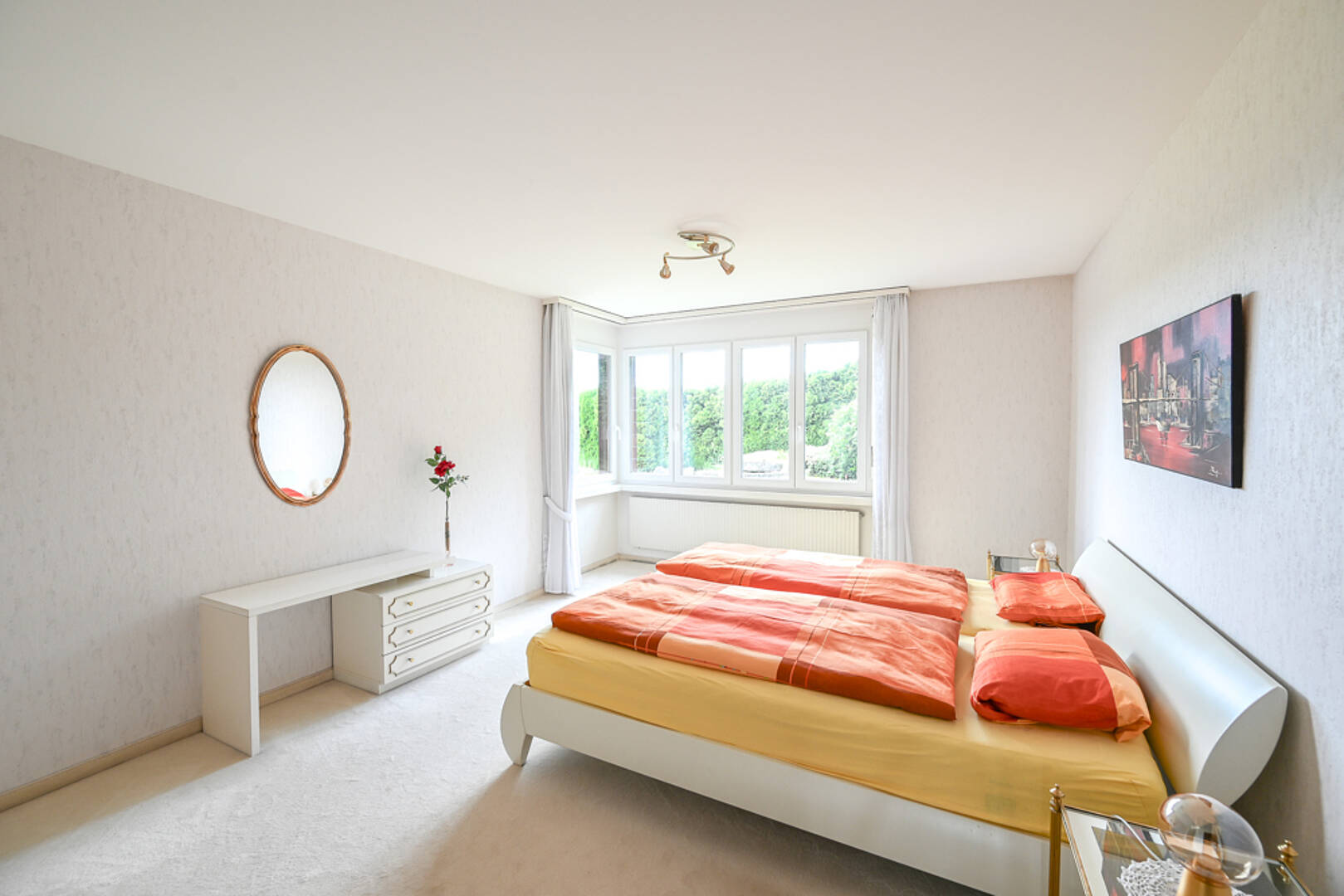 Helles Schlafzimmer mit großem Fenster