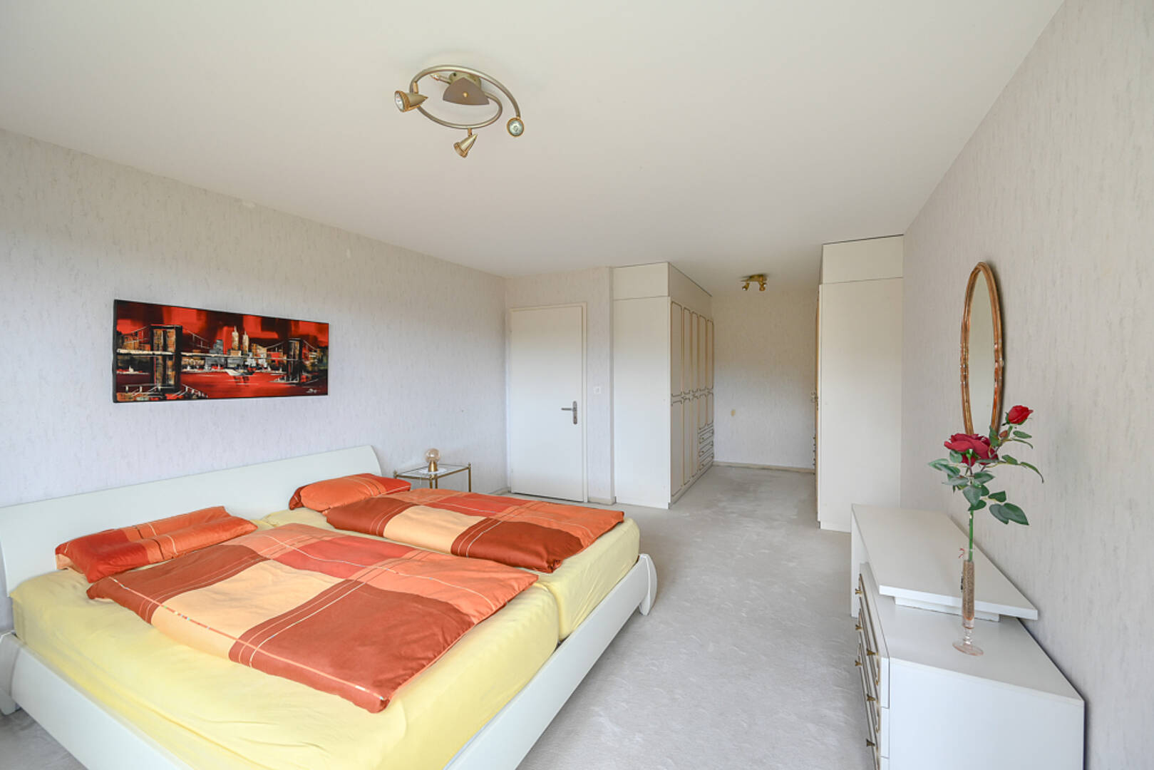 Schlafzimmer mit Doppelbett und Schrankwand