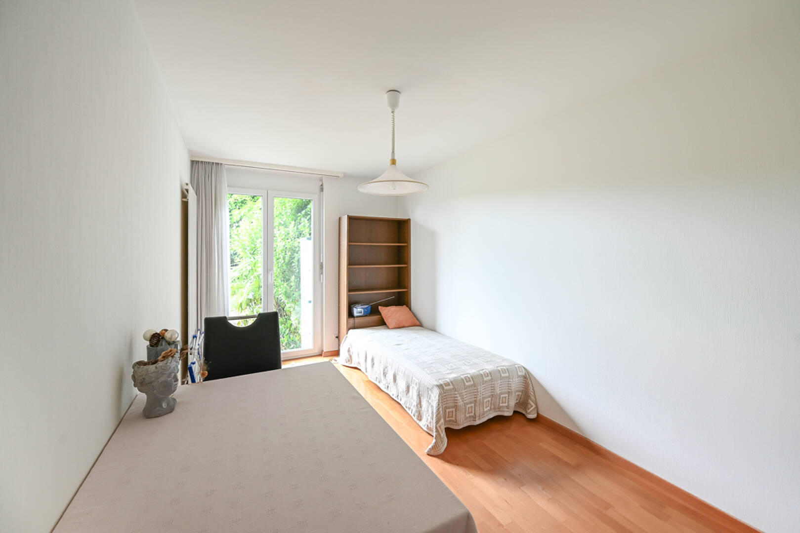 Schlichtes Schlafzimmer mit Einzelbett