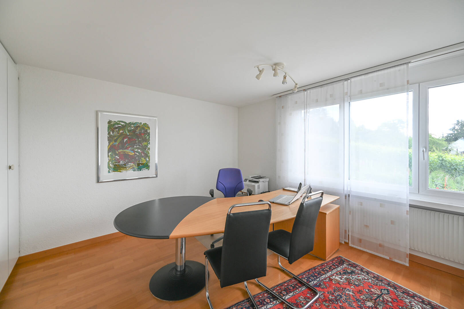 Helles Arbeitszimmer mit Schreibtisch