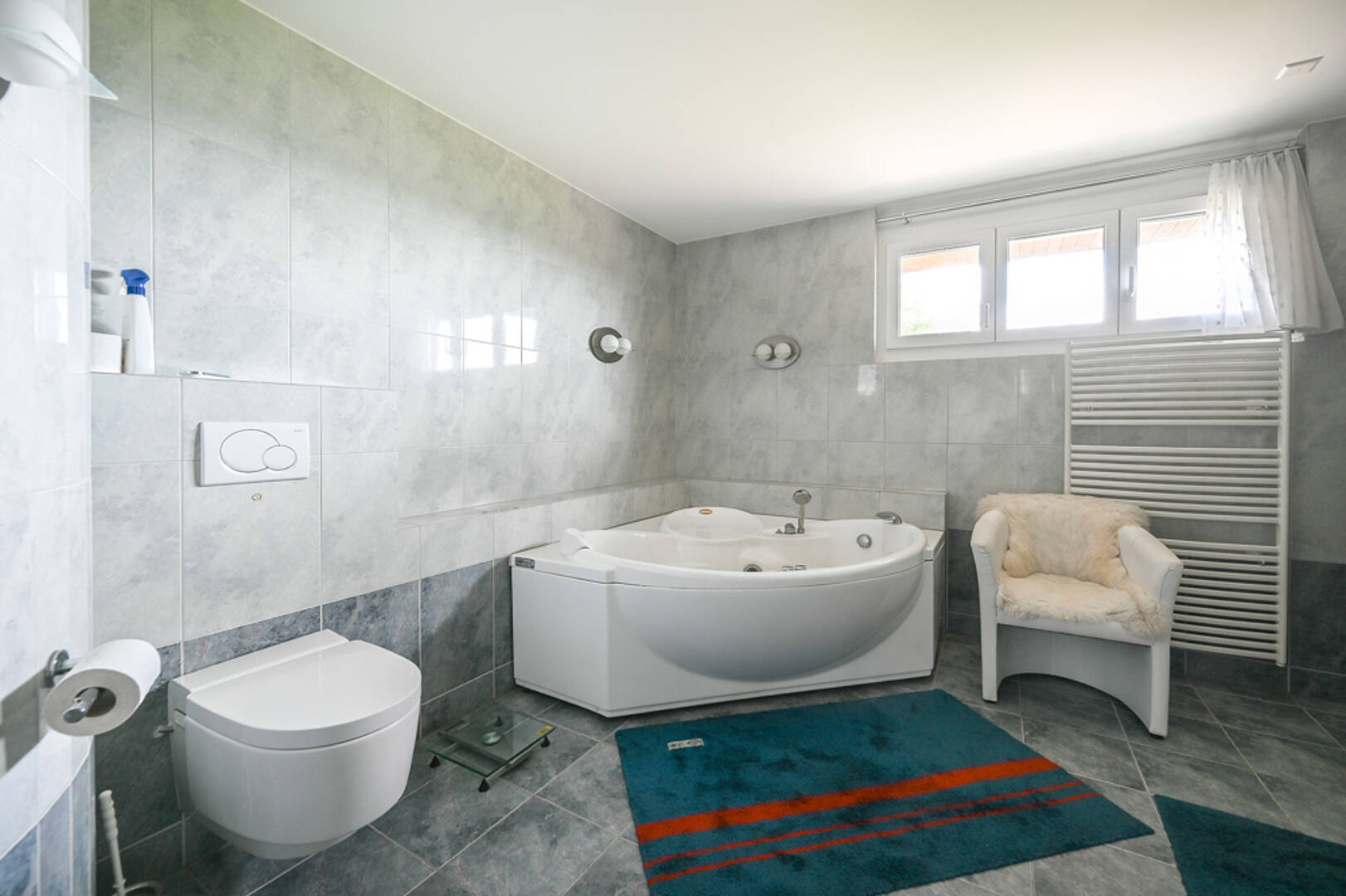Modernes Badezimmer mit Wanne und WC
