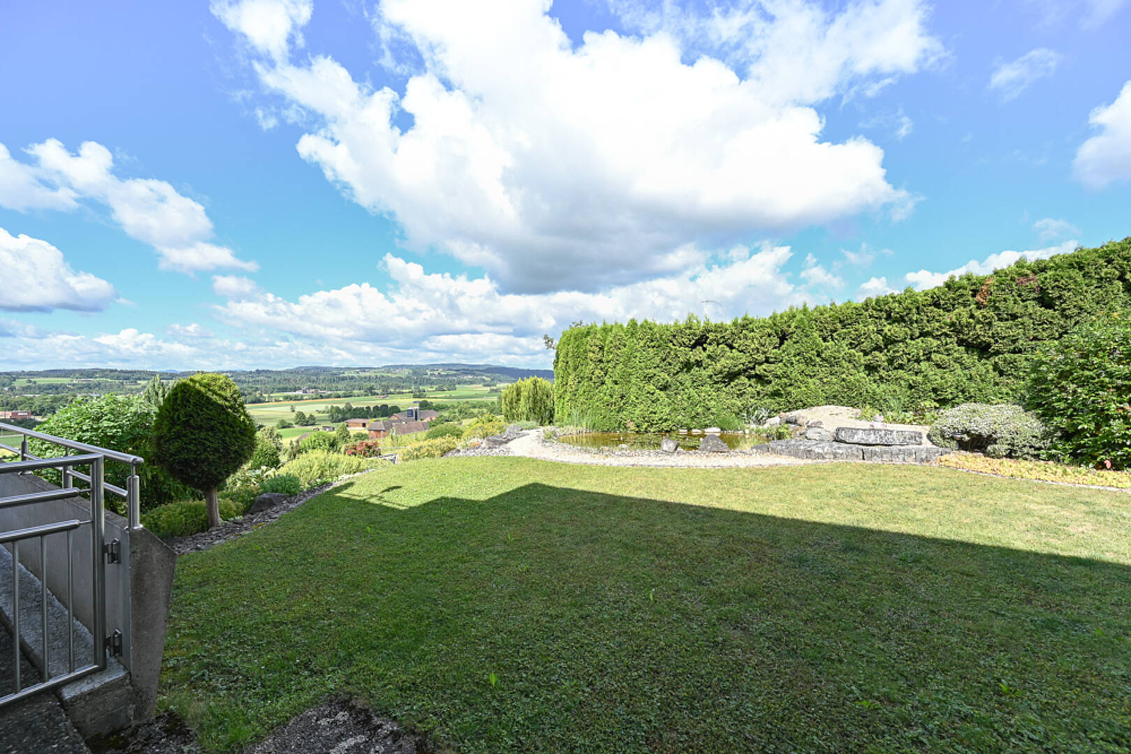 Großer Garten mit Panoramablick