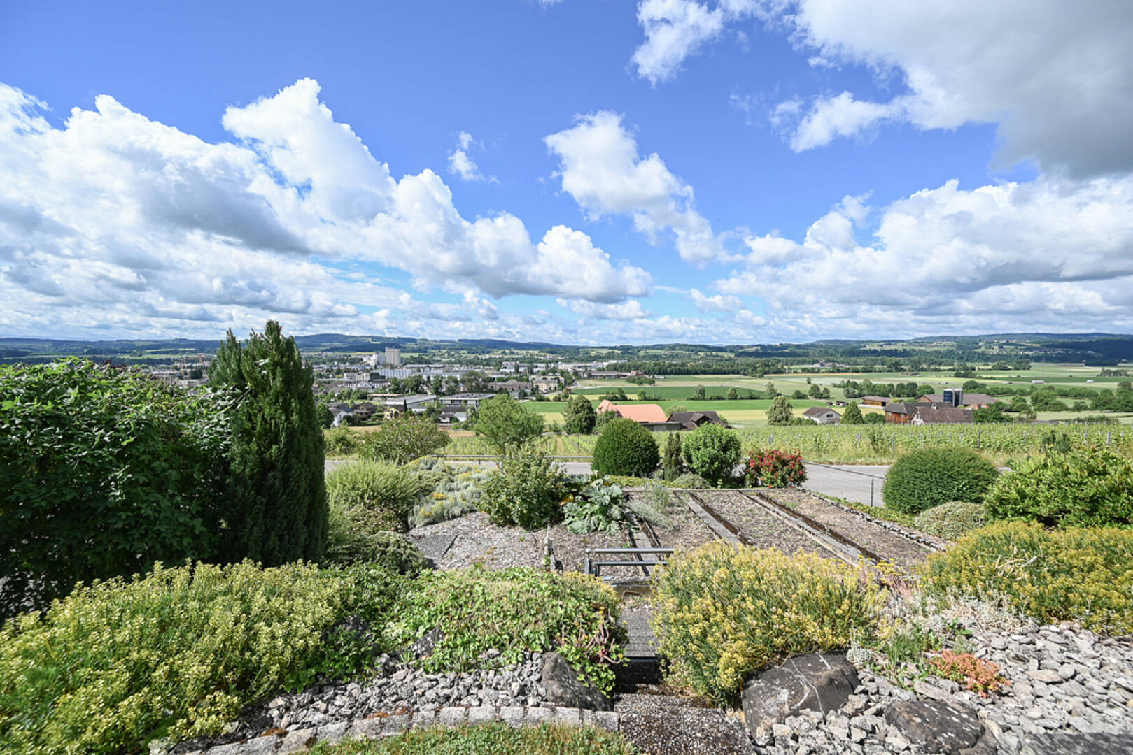 Weitblick über Landschaft und Garten