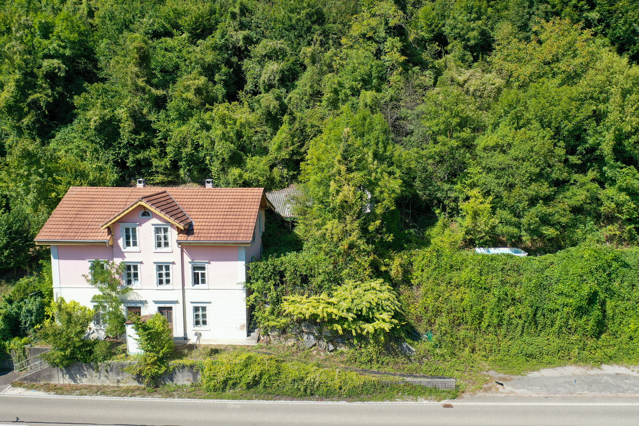 Ländliches Haus am Waldrand