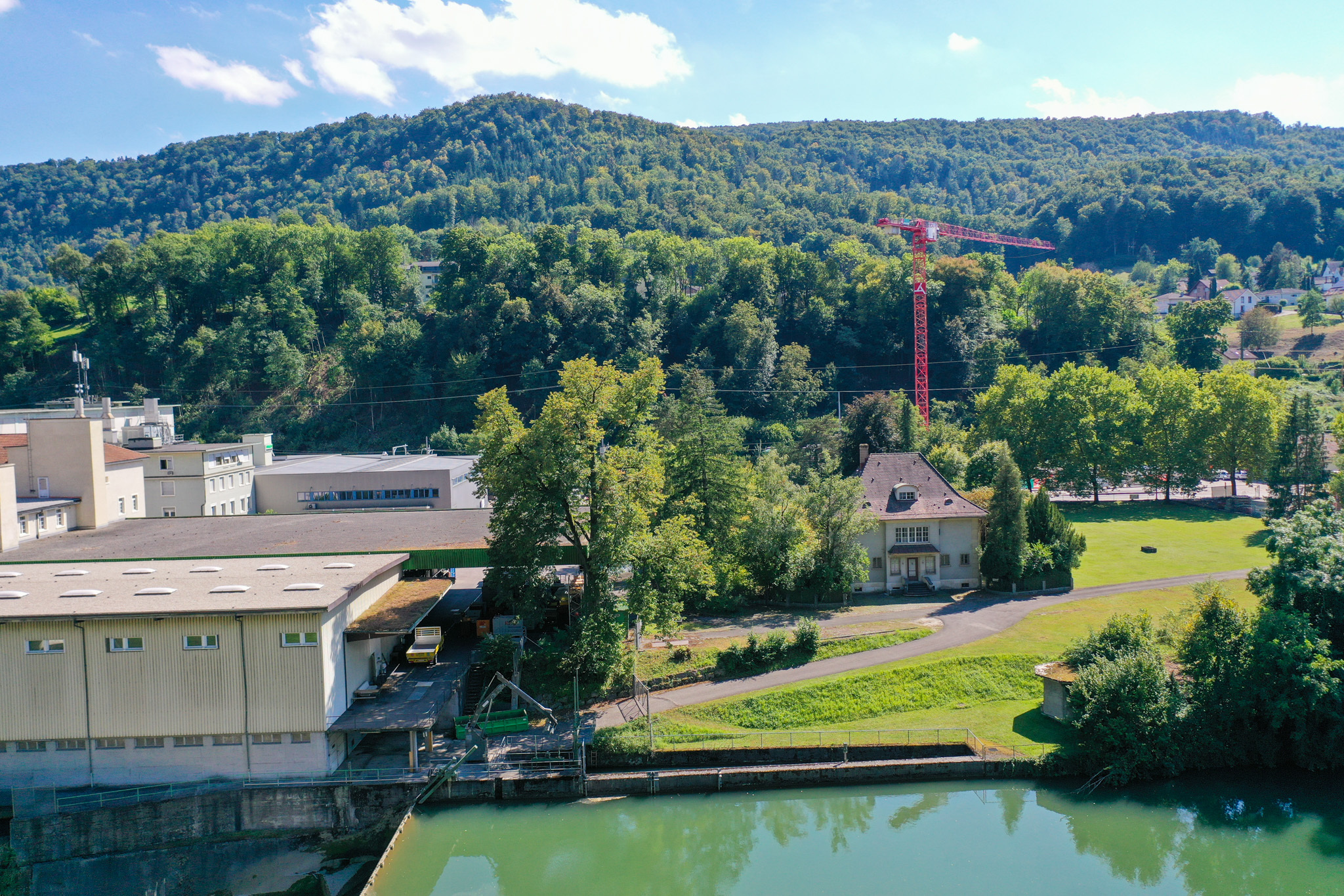 Fluss- und Bergblick mit Industriegebäude