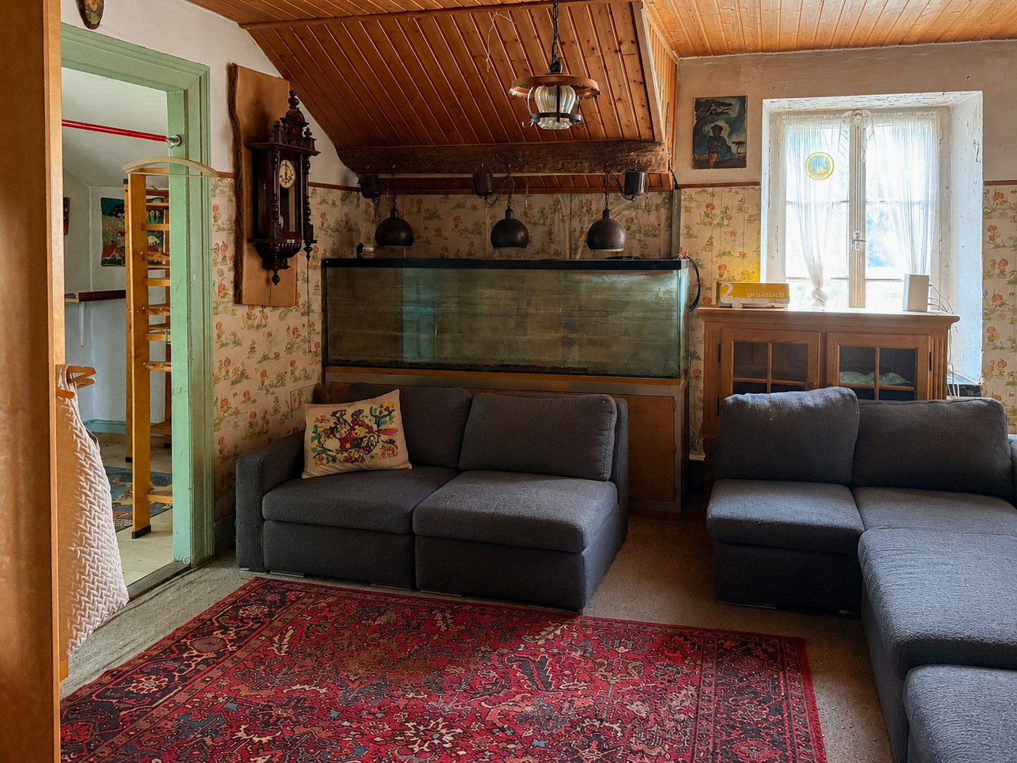 Gemütliches Wohnzimmer mit Holztäfelung und Kaminfront