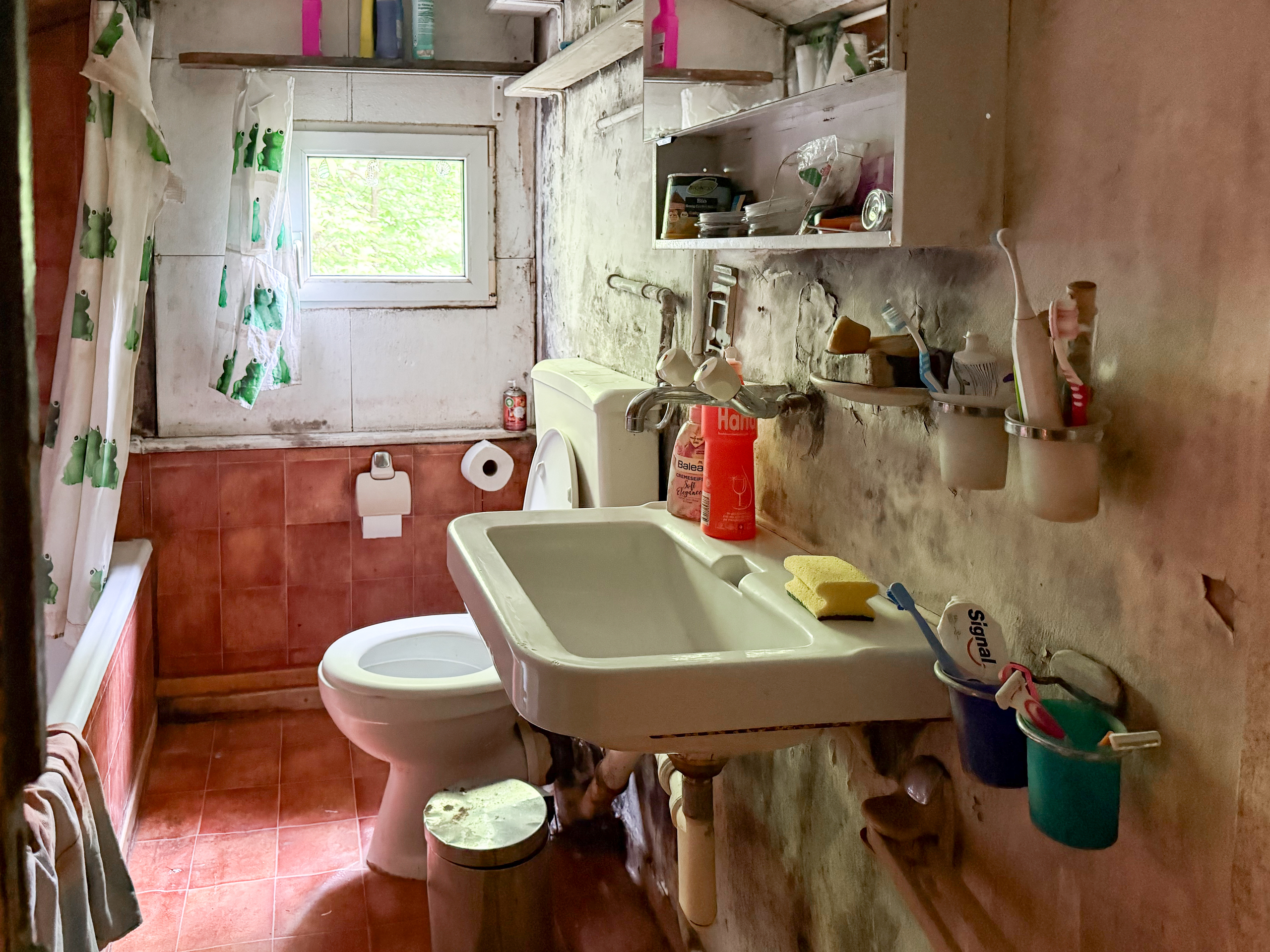 Kleines, einfaches Badezimmer mit WC und Waschbecken