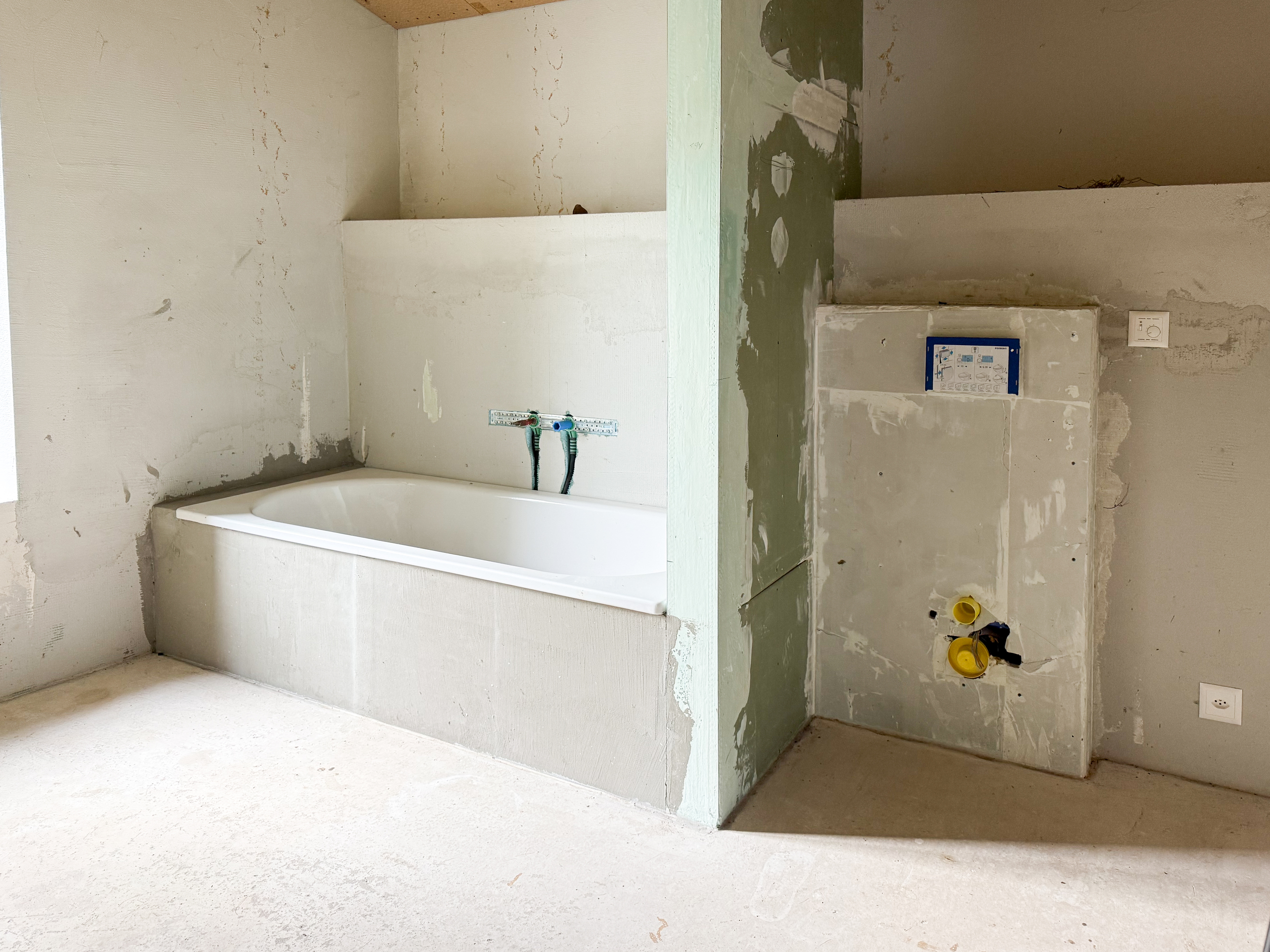 Unfertiger Badezimmer-Rohbau mit Badewanne