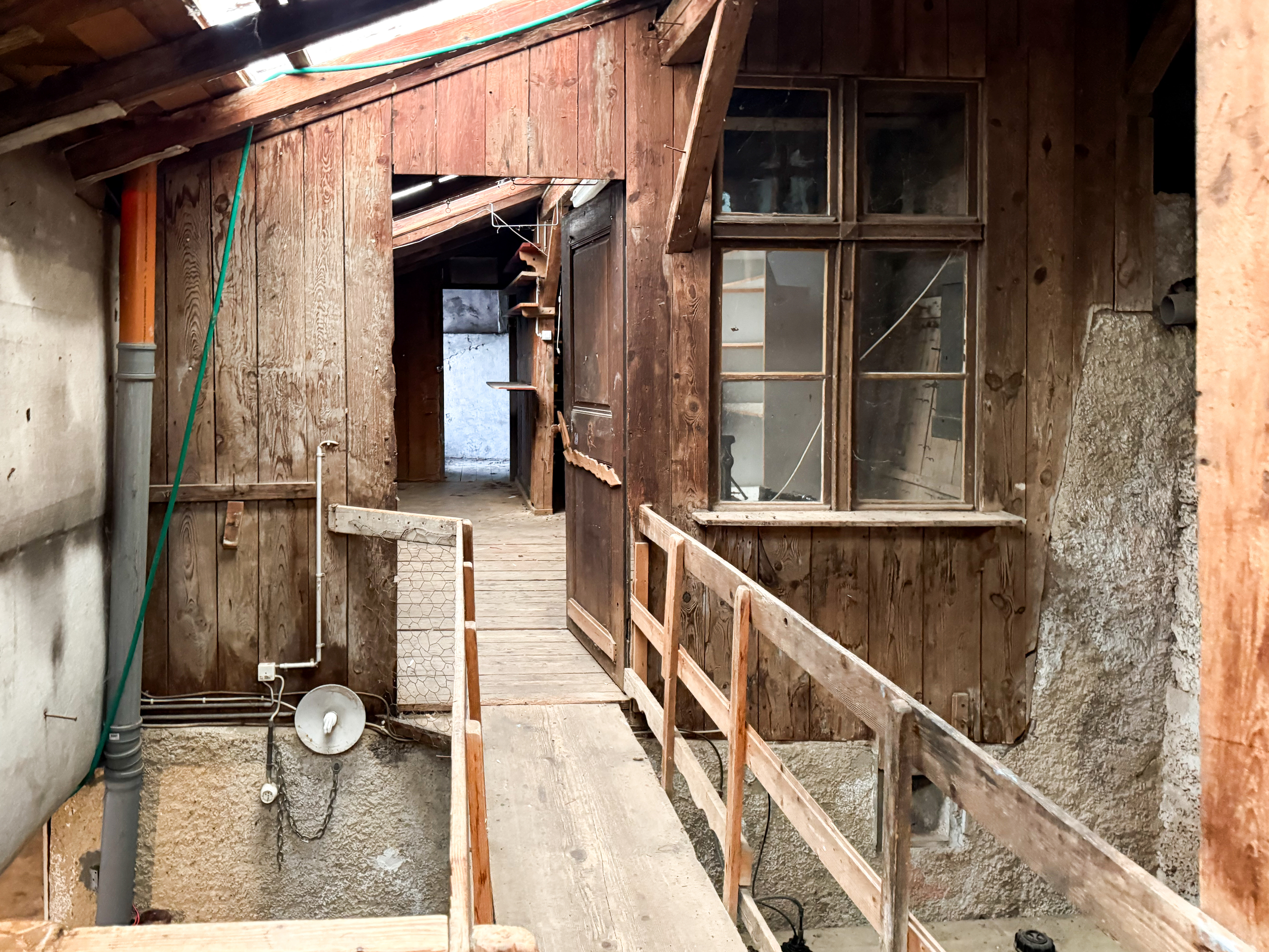 Rustikaler Zugang mit Holzfassade