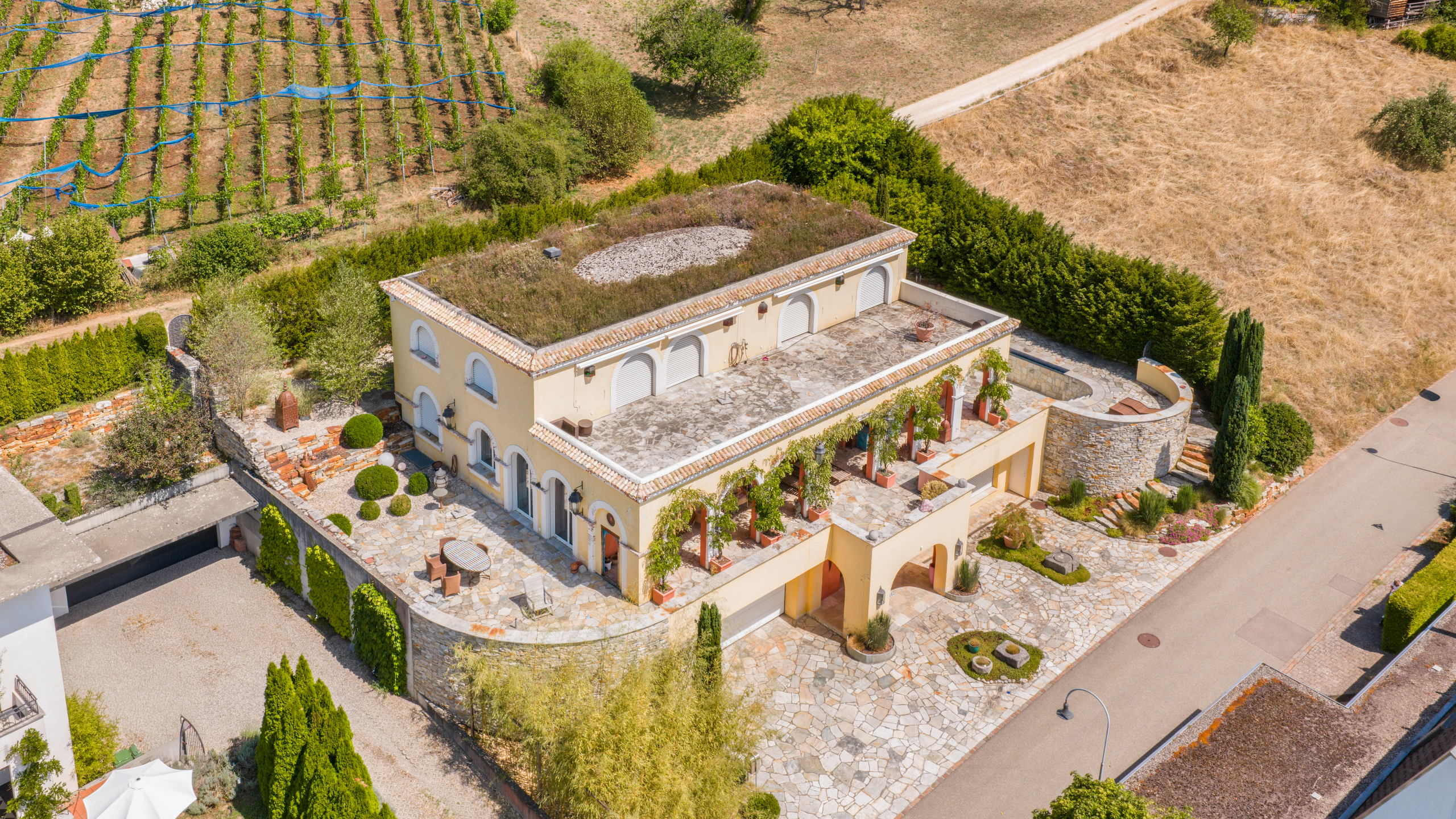 Mediterranes Landhaus mit begrüntem Dach