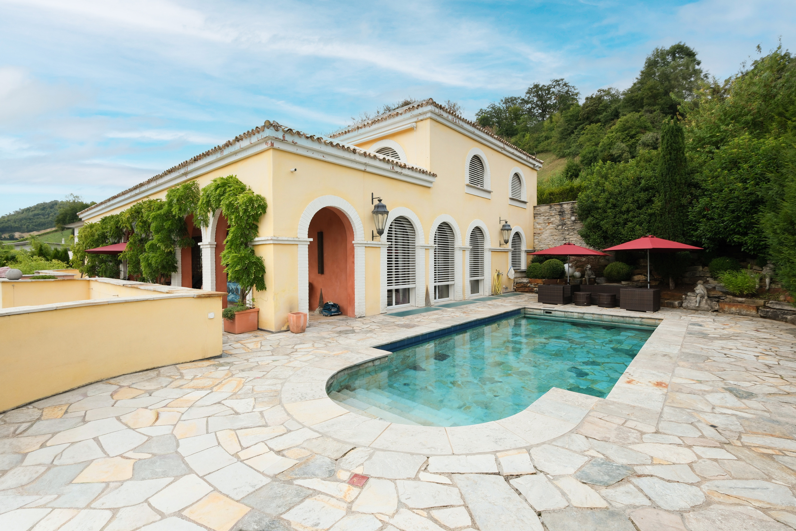 Mediterranes Anwesen mit Poolterrasse