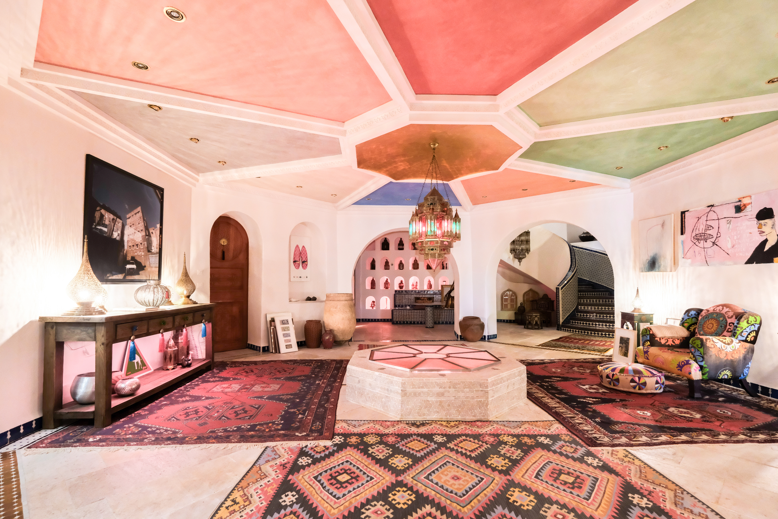 Orientalisch gestalteter Wohnraum mit farbiger Decke