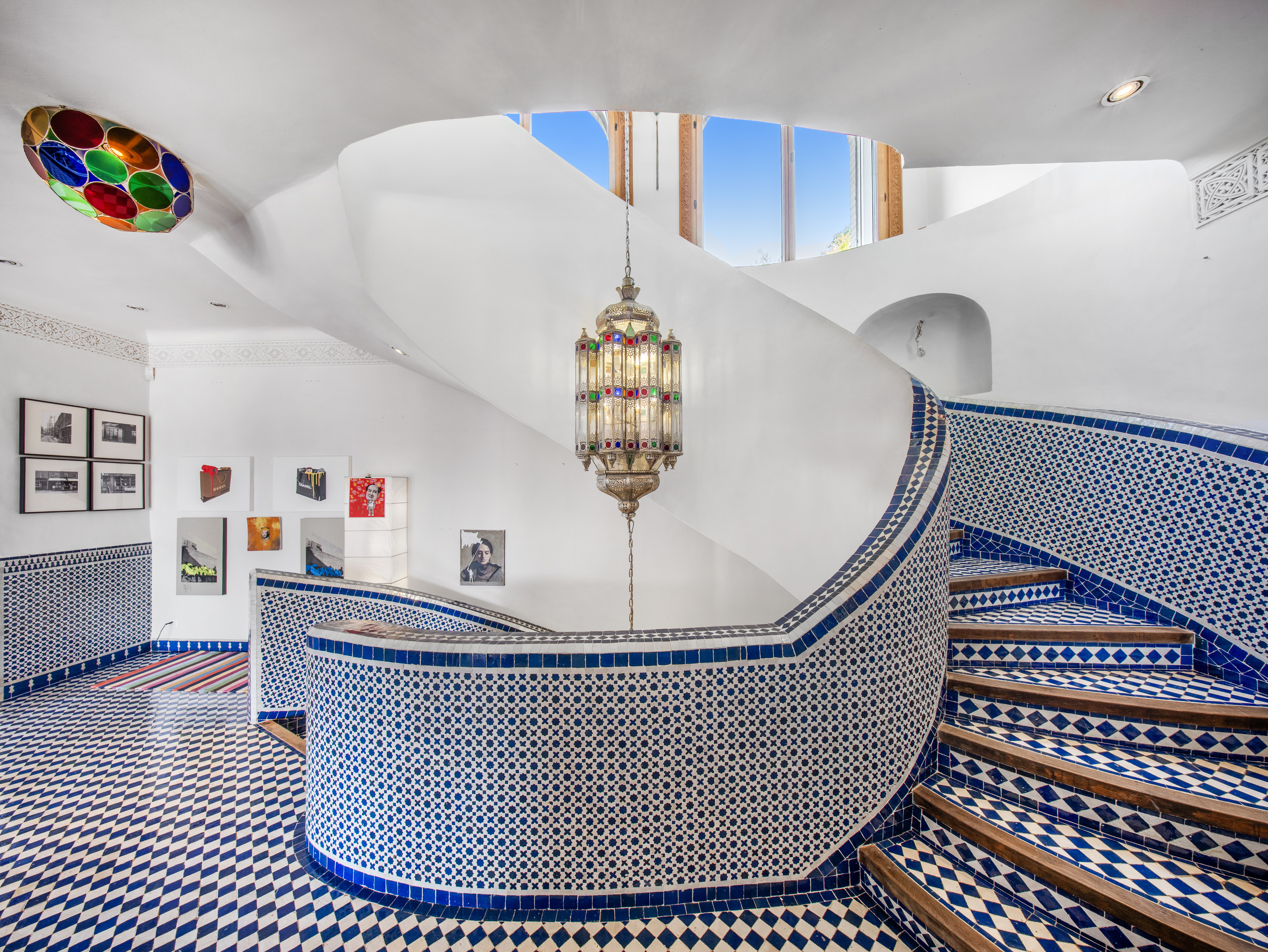 Treppenhaus mit mediterranem Fliesenmuster und Oberlicht