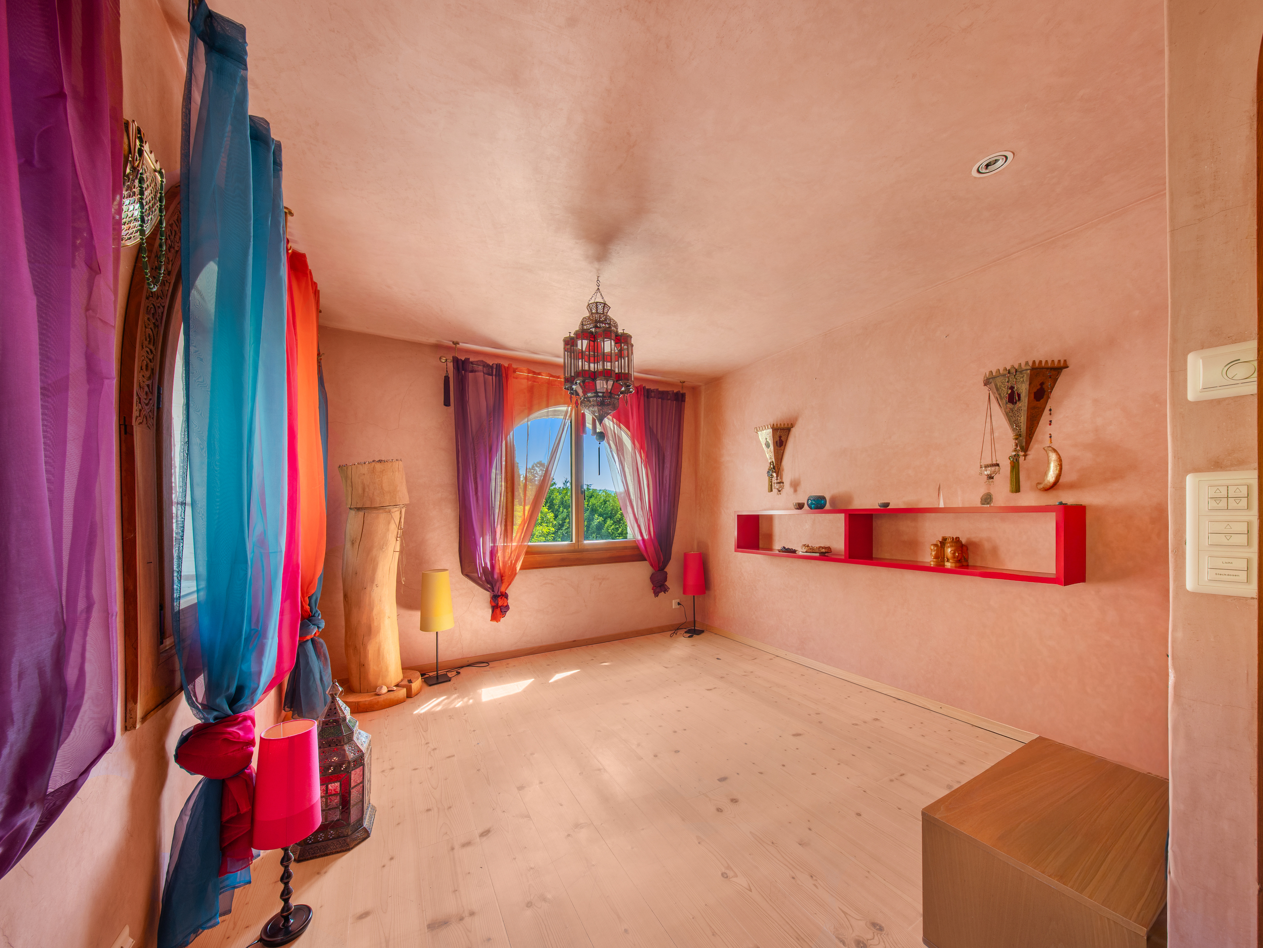 Buntes Zimmer mit orientalischem Dekor