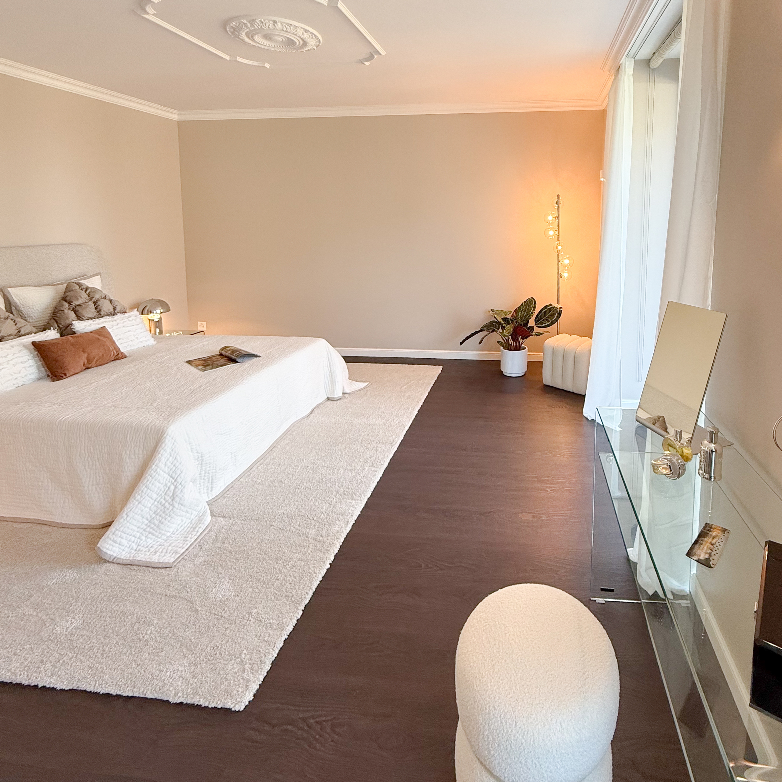 Hell eingerichtetes Schlafzimmer mit neutraler Farbpalette