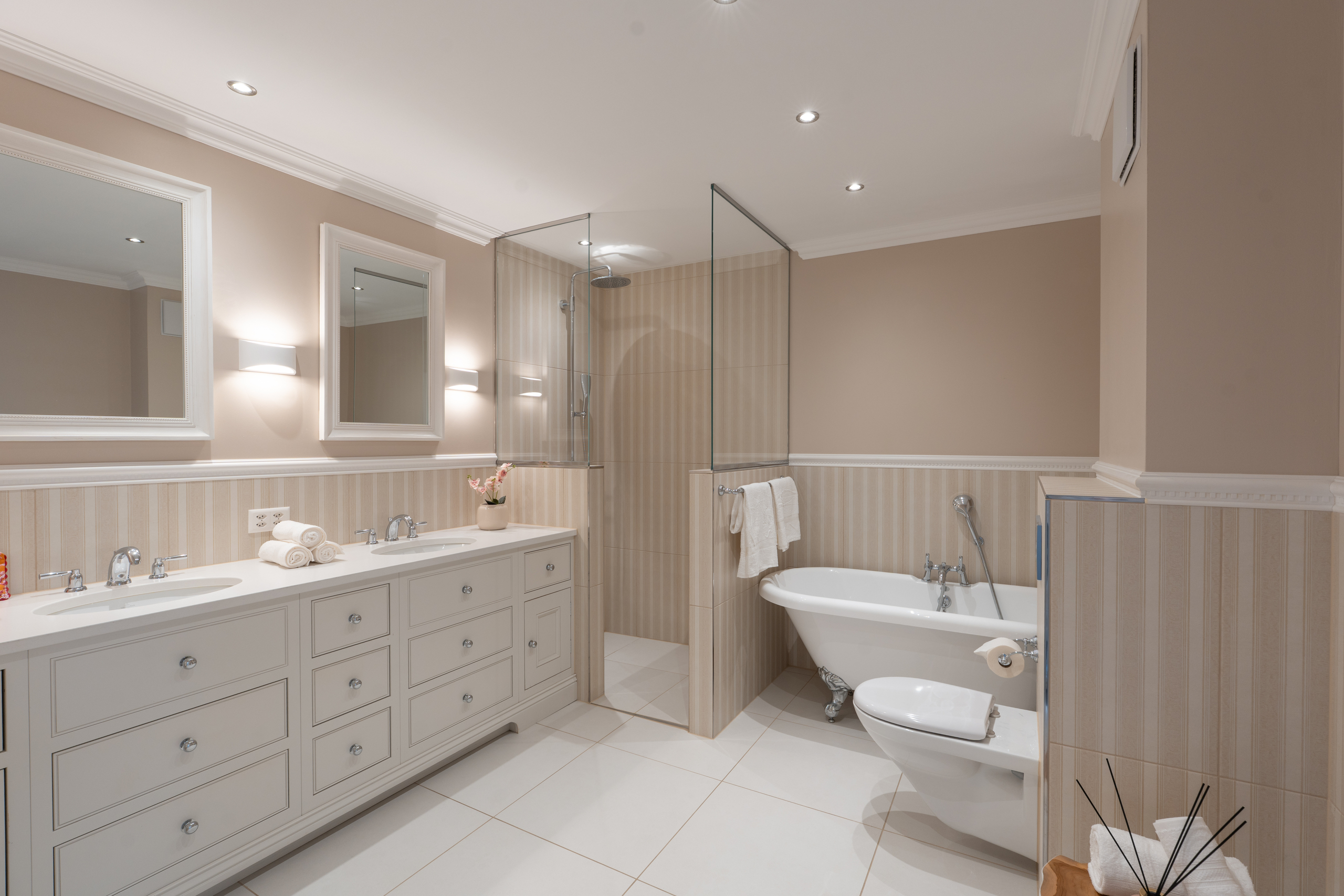 Elegantes Badezimmer mit Doppelwaschtisch, Badewanne und Glasdusche