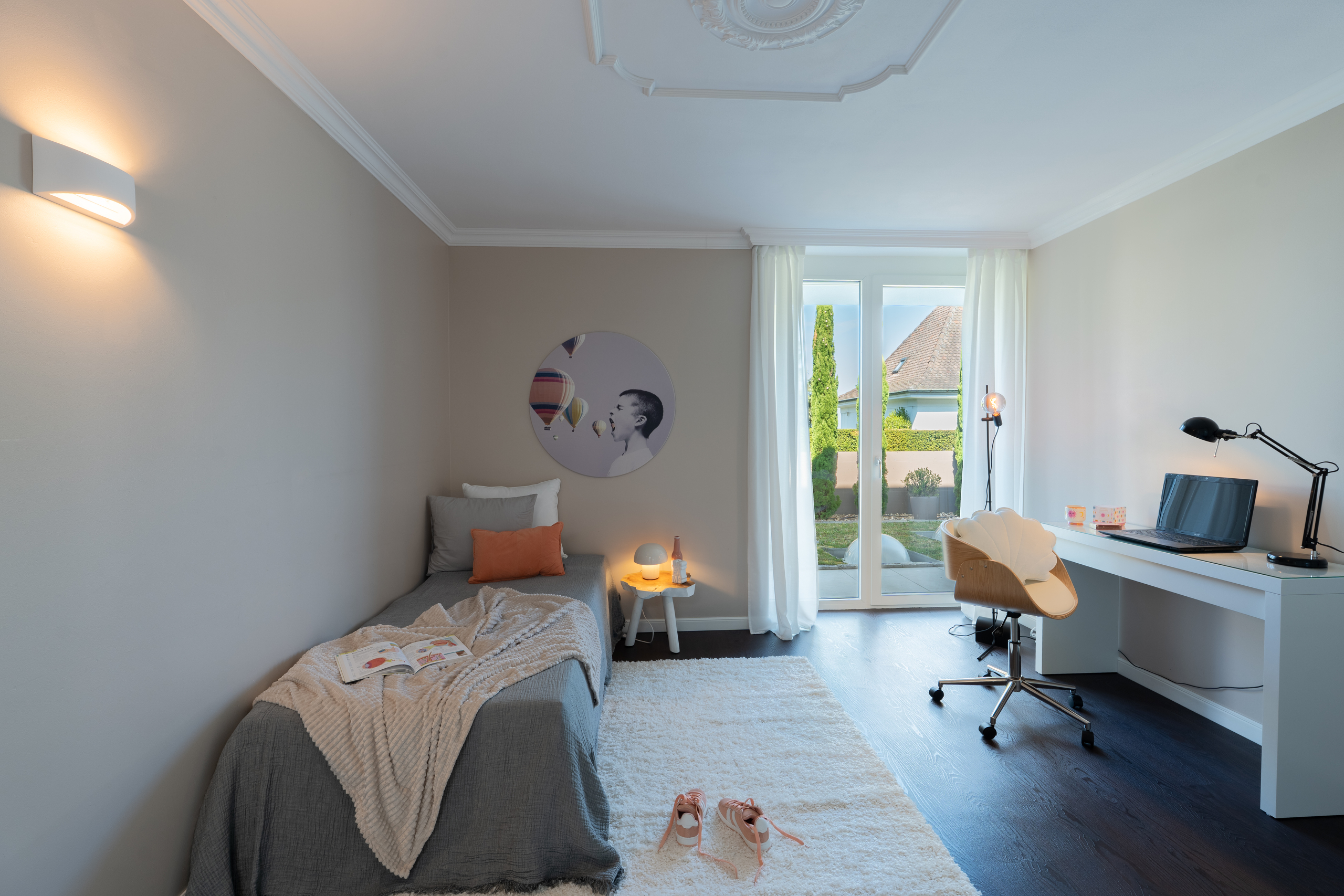Helles Schlafzimmer mit Arbeitsbereich