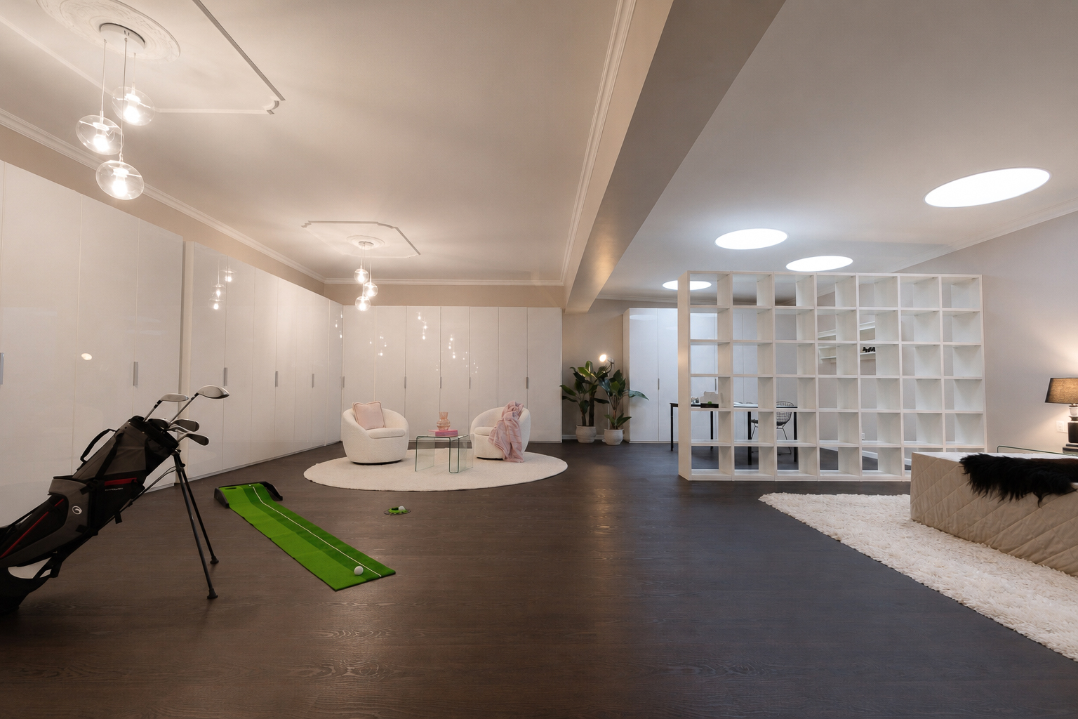 Großer heller Wohnraum mit Designmöbeln