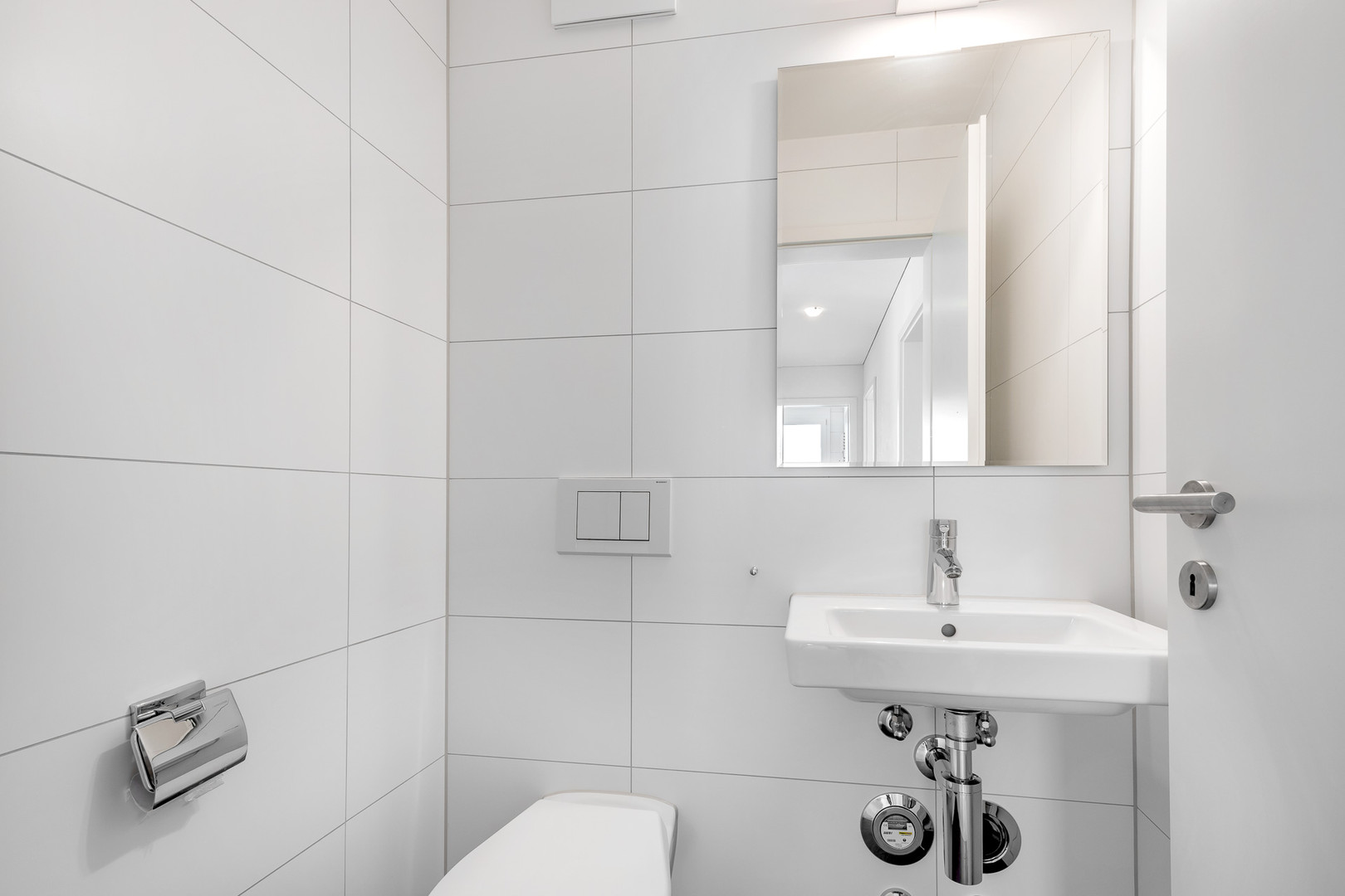 Helles Gäste-WC mit Waschbecken und Spiegel