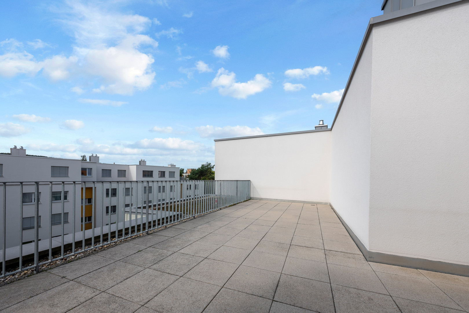 Dachterrasse mit Blick auf Wohngebäude