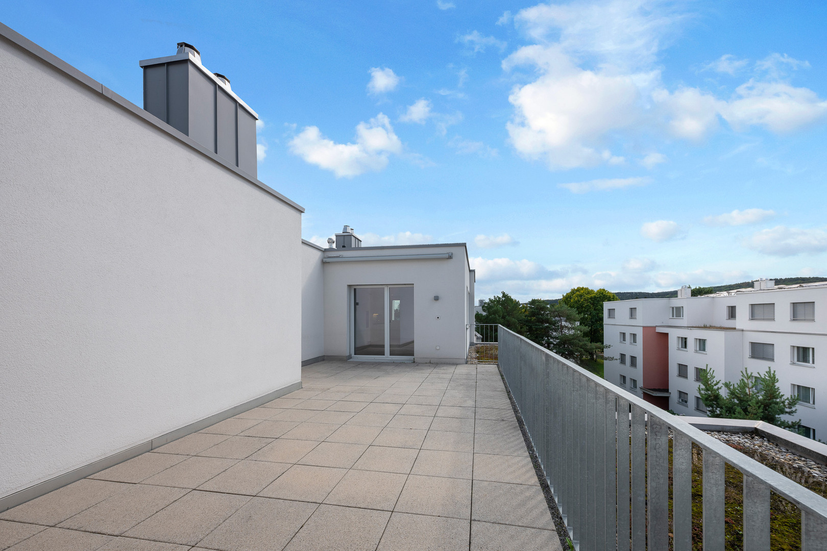 Dachterrasse mit Blick auf Wohnanlage